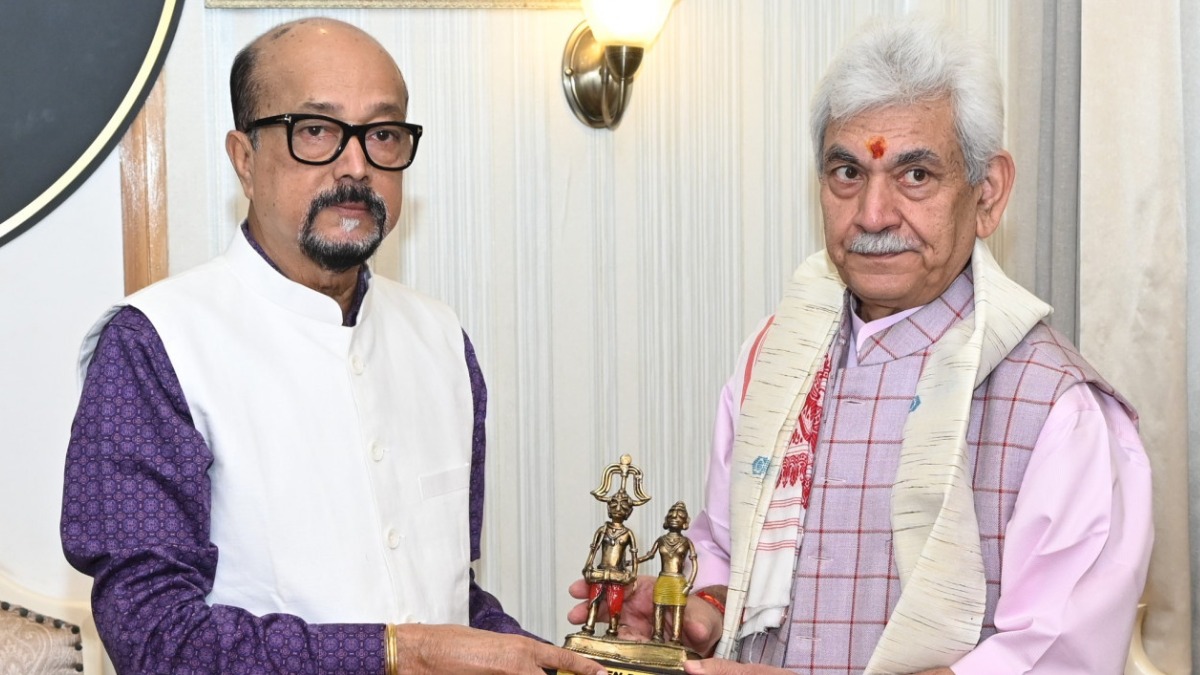 राज्यपाल रमेन डेका से जम्मू-कश्मीर के उपराज्यपाल मनोज सिन्हा ने की सौजन्य मुलाकात