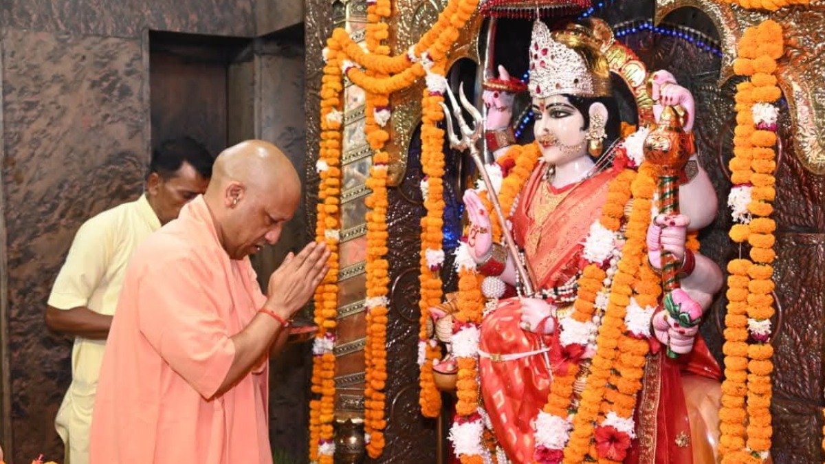 देवीपाटन में सीएम योगी ने की पूजा-अर्चना, प्रदेश की खुशहाली के लिए की कामना