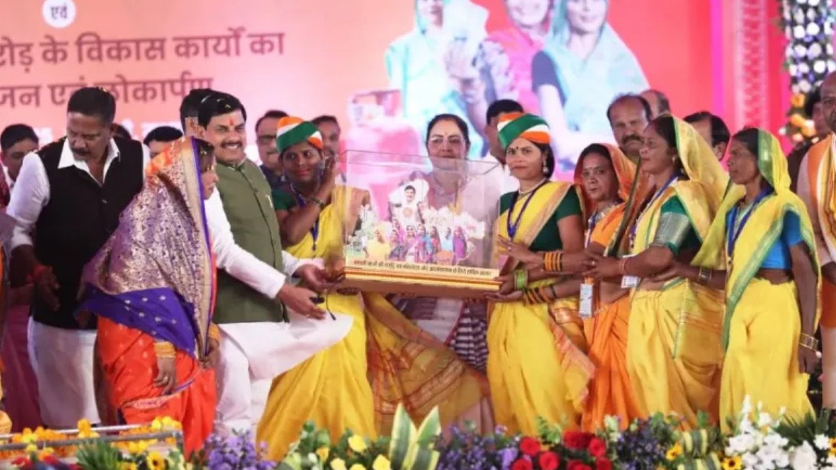 लाड़ली बहनों संग सीएम मोहन यादव का स्नेह भरा मिलन, सिंगल क्लिक से खातों में ट्रांसफर की राशि