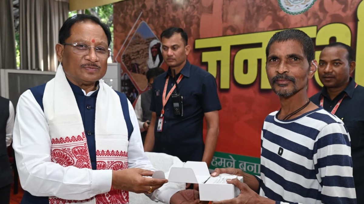 मुख्यमंत्री विष्णुदेव साय ने समझी पीड़ा, तुरंत बढ़ाया कदम – रमन निर्मलकर को सौंपा श्रवण यंत्र
