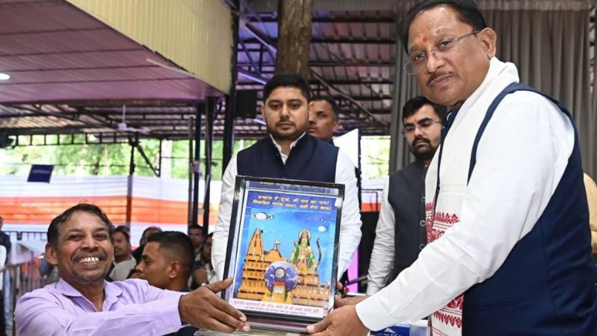 जनदर्शन में अद्भुत दृश्य—भिलाई के अंकुश देवांगन ने मुख्यमंत्री को भेंट की संगमरमर पर बनी प्रधानमंत्री नरेंद्र मोदी की सूक्ष्म प्रतिमा