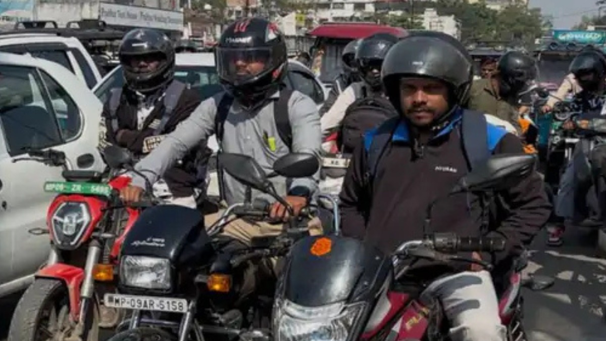 Indore में ट्रैफिक पुलिस की सख्ती, हेलमेट नहीं पहनने वालों का कटा चालान, एक दिन में 1218 बाइकरों पर हुई कार्रवाई