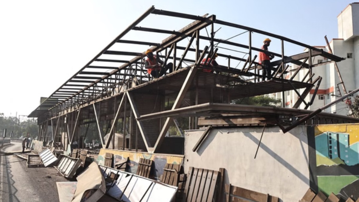 BRTS तोड़ने में हो रही देरी, दिन में तोड़ रहे बस स्टाॅप, रात को हटा रहे रैलिंग, 9 महीने में सिर्फ एक किलोमीटर ही टूटा