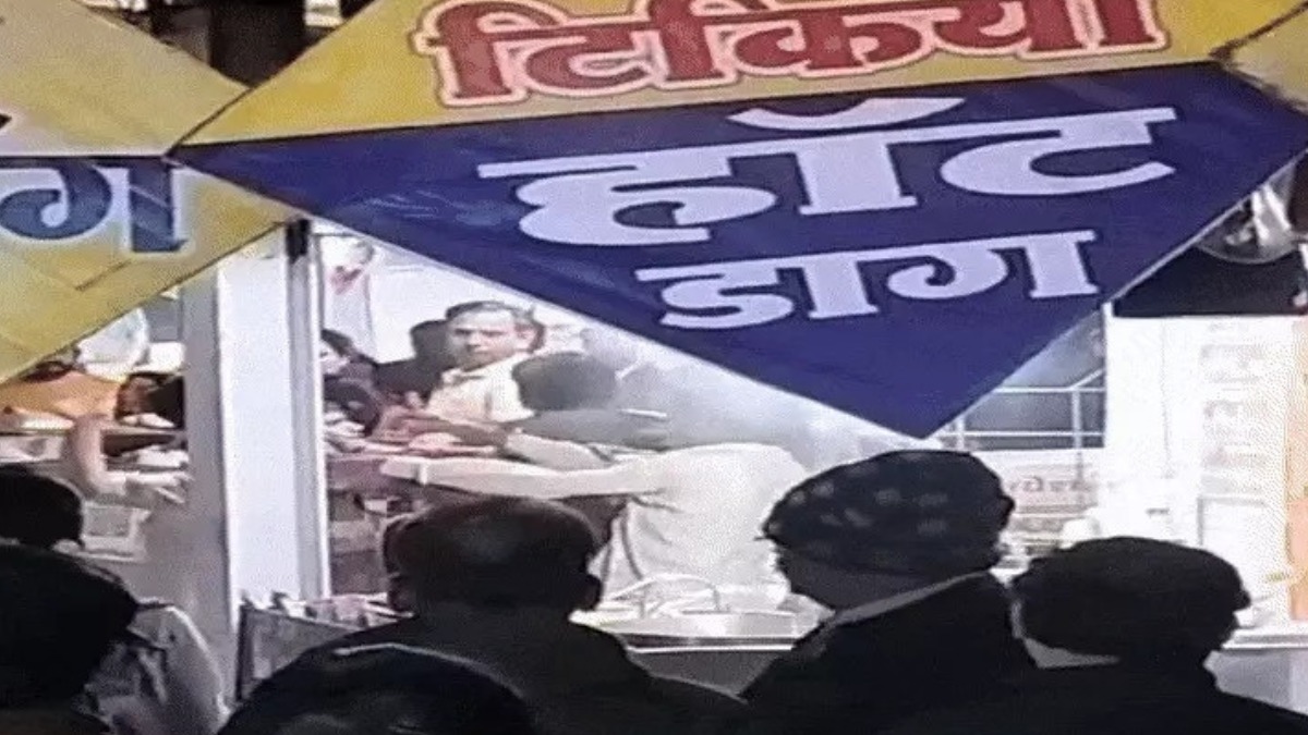 इंदौर के फेमस Sarafa Chowpatty में हुआ हंगामा, ग्राहक को लेकर आपस में ही भीड़ गए दो व्यापारी, खूब चले लात घूंसे