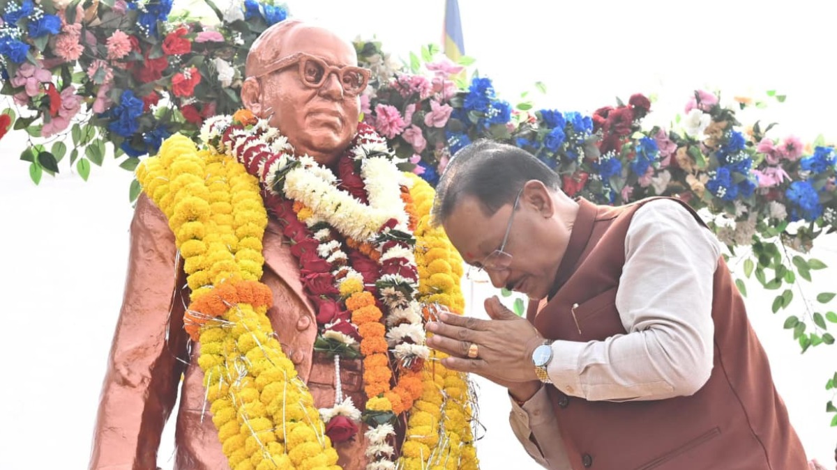 मुख्यमंत्री विष्णुदेव साय ने संविधान दिवस के अवसर पर डॉ. भीमराव अंबेडकर की प्रतिमा पर माल्यार्पण कर किया नमन
