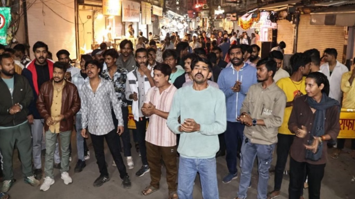 Indore के Sarafa Chowpatty में जमकर हुआ बवाल, दुकानें हटाने पहुंची नगर निगम की टीम के विरोध में आए व्यापारी, खूब हुआ हंगामा