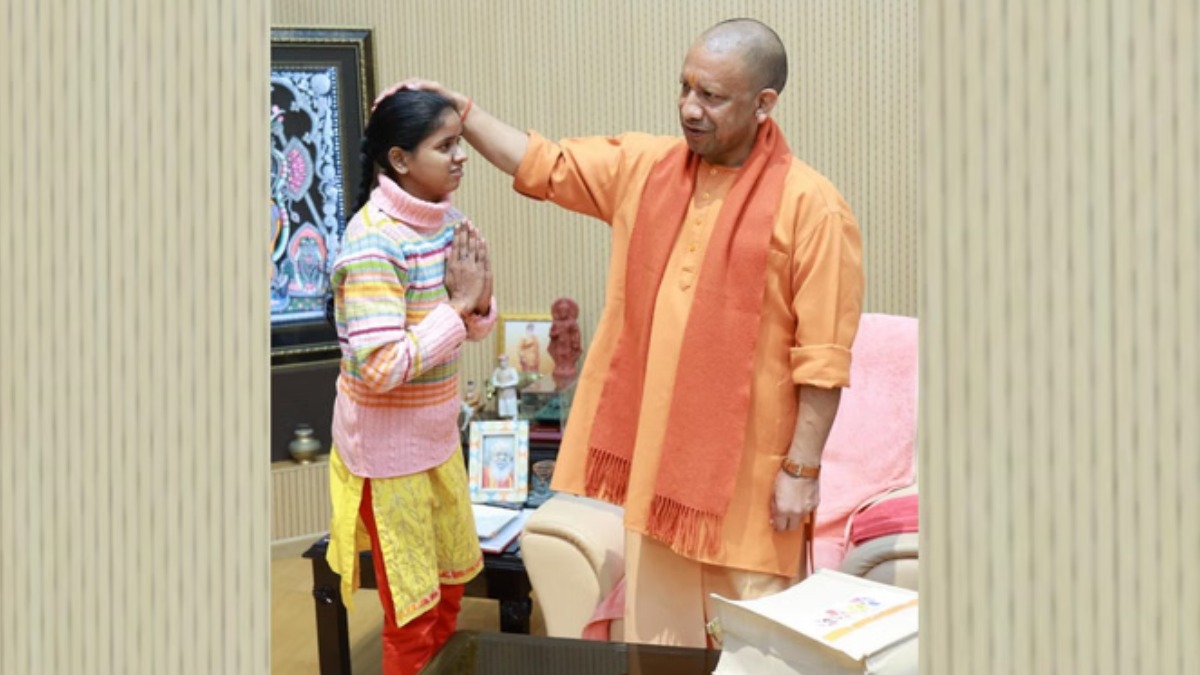 एक तस्वीर ने बदल दी तकदीर, कानपूर से पैदल चलकर सीएम आवास पहुंची 20 वर्षीय खुशी, मुख्यमंत्री योगी भी हो गए भावुक