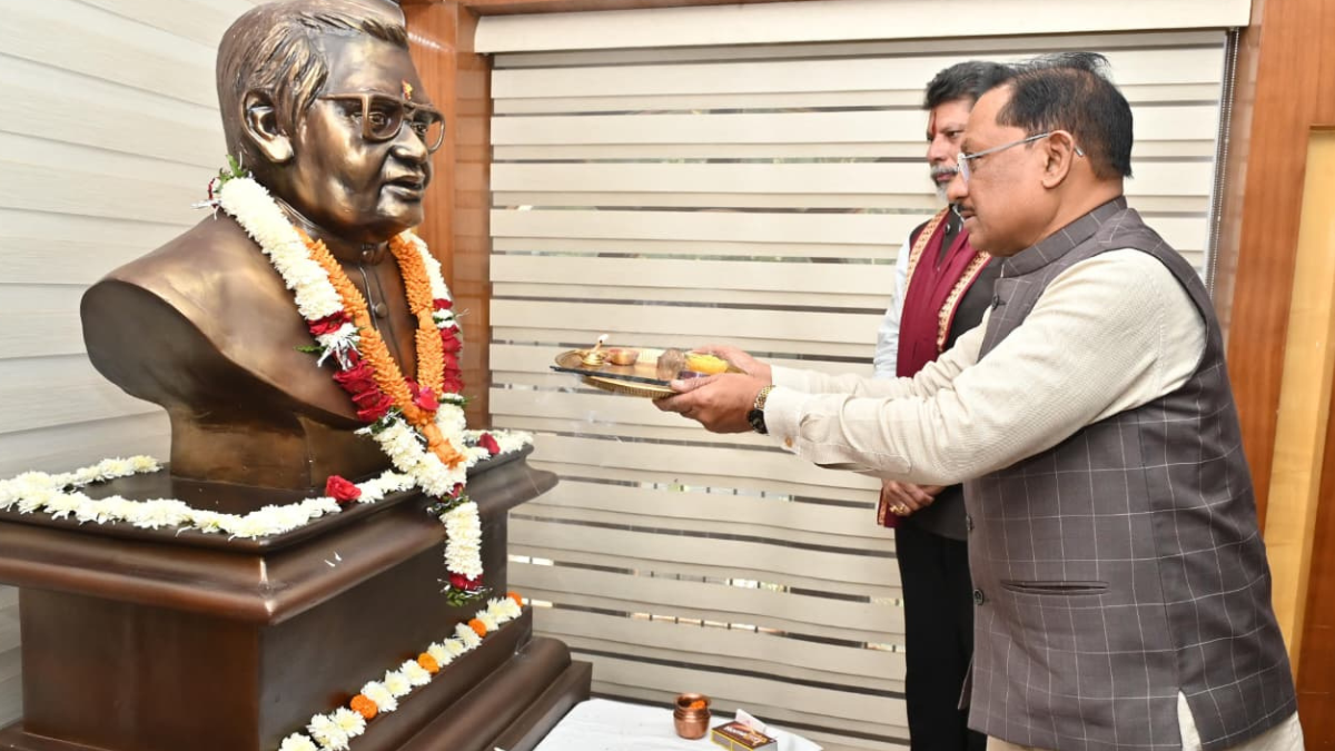 मुख्यमंत्री विष्णु देव साय ने भारत रत्न अटल बिहारी वाजपेयी की प्रतिमा पर माल्यार्पण कर दी श्रद्धांजलि