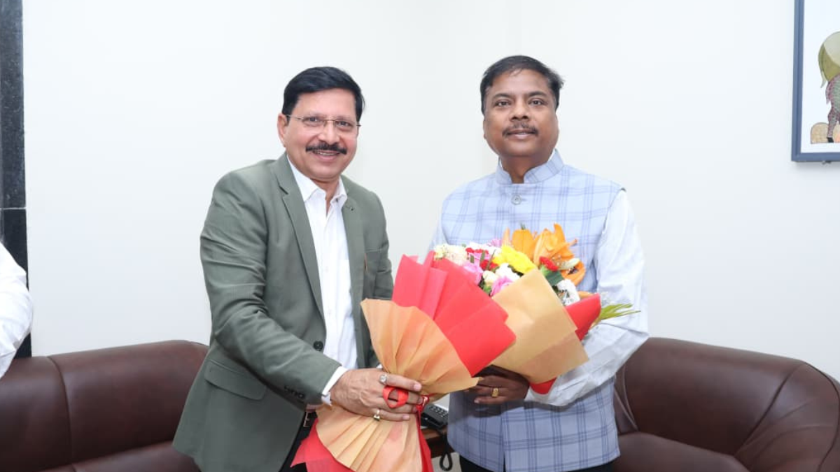 वन मंत्री कश्यप से एसईसीएल के सीएमडी ने की सौजन्य भेंट