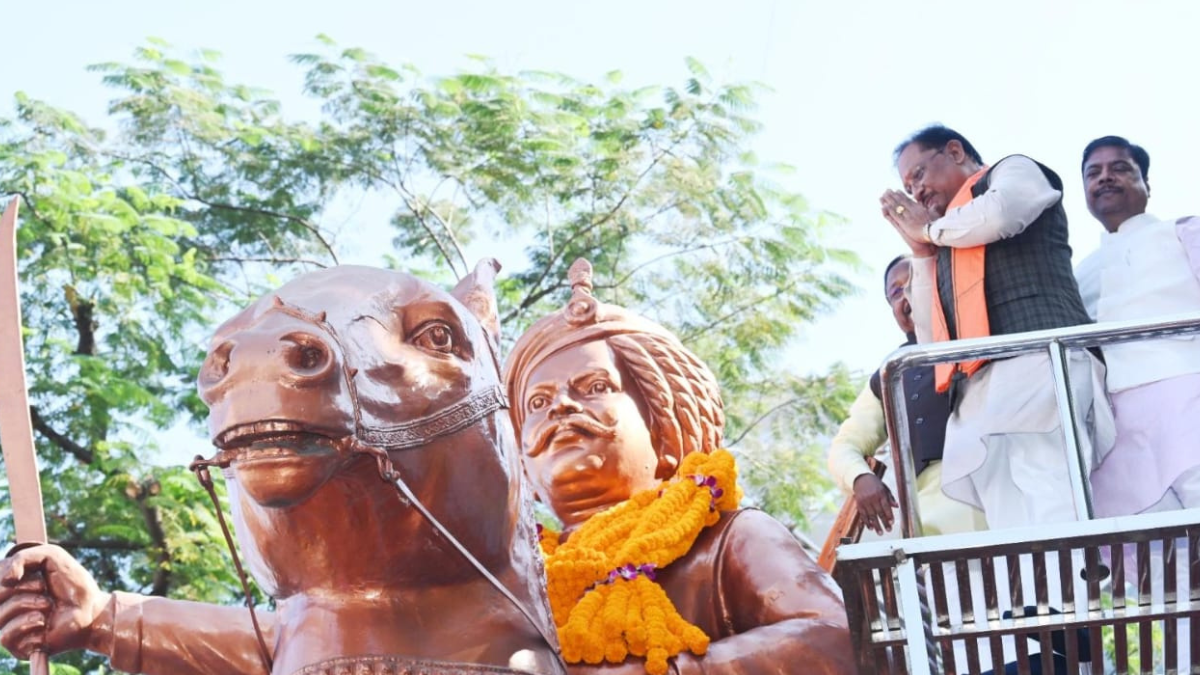 मुख्यमंत्री विष्णुदेव साय ने जयस्तंभ चौक में किया शहीद वीर नारायण सिंह के त्याग और संघर्ष का स्मरण