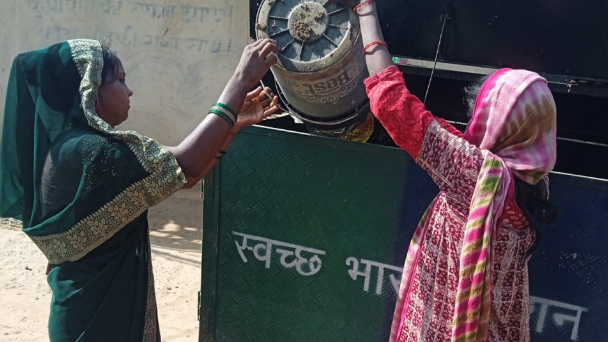स्वच्छता दीदी द्वारा ग्रामीण क्षेत्रों में किया जा रहा है डोर टू डोर कचरा संग्रहण
