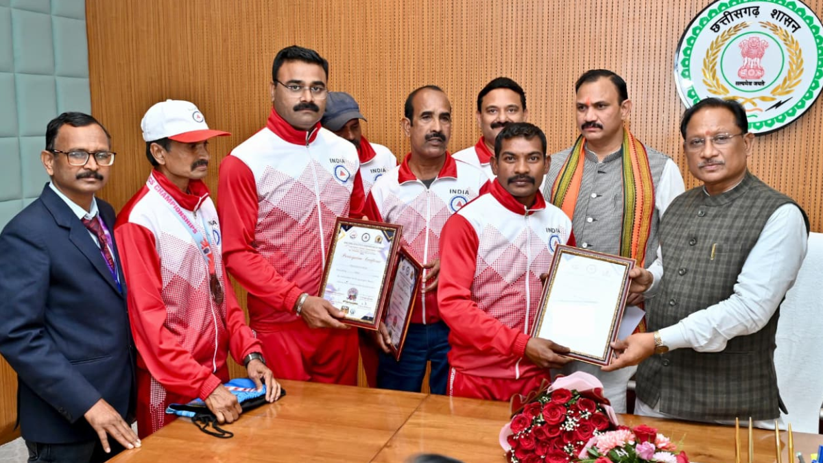 मुख्यमंत्री साय से मास्टर एथलीट फेडरेशन ऑफ इंडिया के प्रतिभागियों ने की सौजन्य भेंट