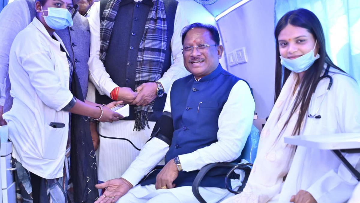 दूरस्थ आदिवासी अंचलों को स्वास्थ्य की नई राह, मुख्यमंत्री साय ने 57 मोबाइल मेडिकल यूनिट वाहनों को दिखाई हरी झंडी