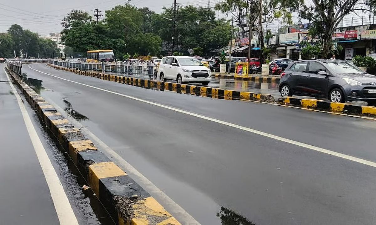 हाईकोर्ट की फटकार के बाद जागा इंदौर नगर निगम, 2 दिन में हटाई 4 किलोमीटर BRTS रेलिंग