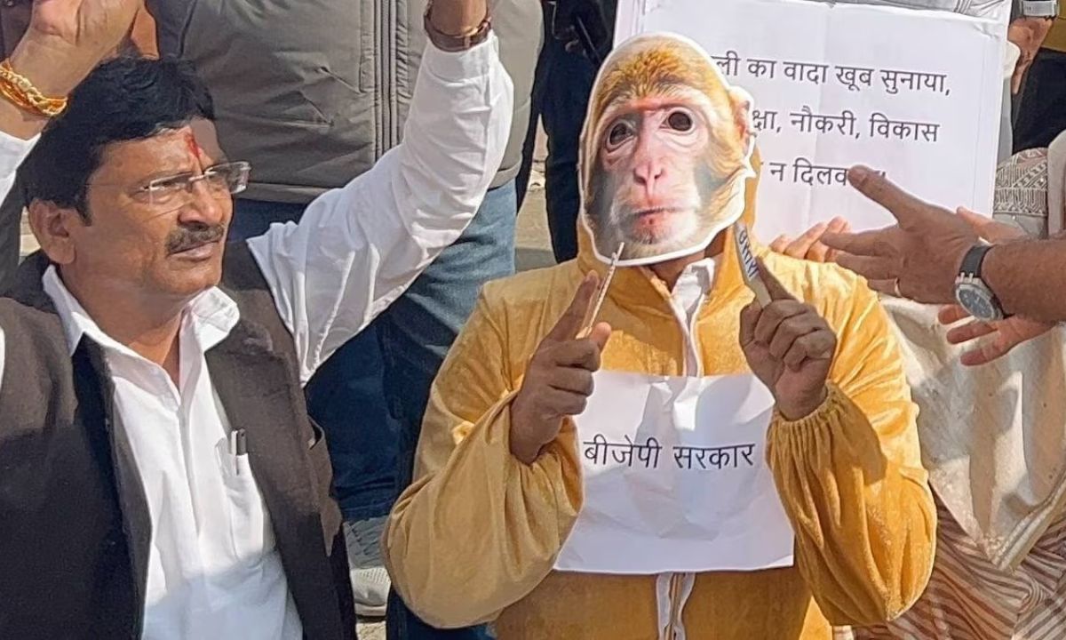 विधानसभा में उस्तरा लेकर बंदर बने विधायक, कांग्रेस ने किया अनोखा प्रदर्शन, मचा बवाल