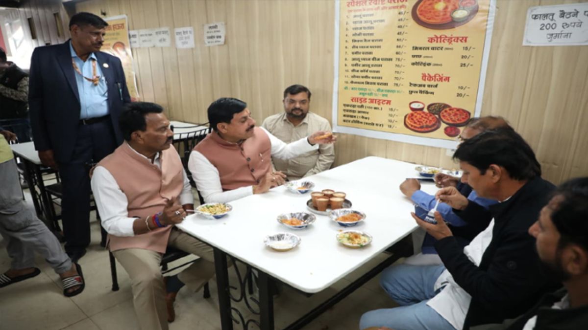 इंदौर में सीएम मोहन यादव ने मौसा पराठा हाउस पर पोहा-जलेबी और चाय का लिया आनंद, कर्मचारियों के साथ खिंचवाई फोटो