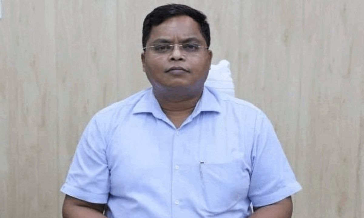 इंदौर कलेक्टर शिवम वर्मा का कड़ा एक्शन, तीन पटवारियों को किया निलंबित, जानें वजह