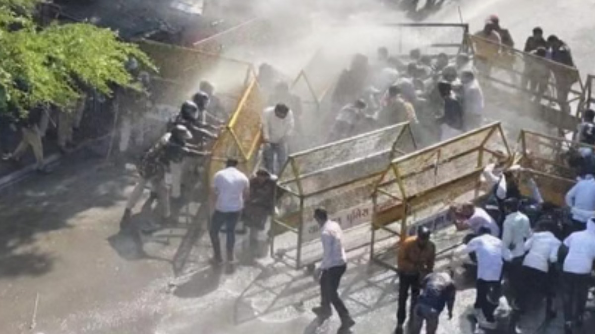 Indore में हुआ बवाल, कलेक्ट्रेट पर भीड़ गए कांग्रेसी और पुलिस, पानी की बौछारों से कार्यकर्ताओं को हटाया