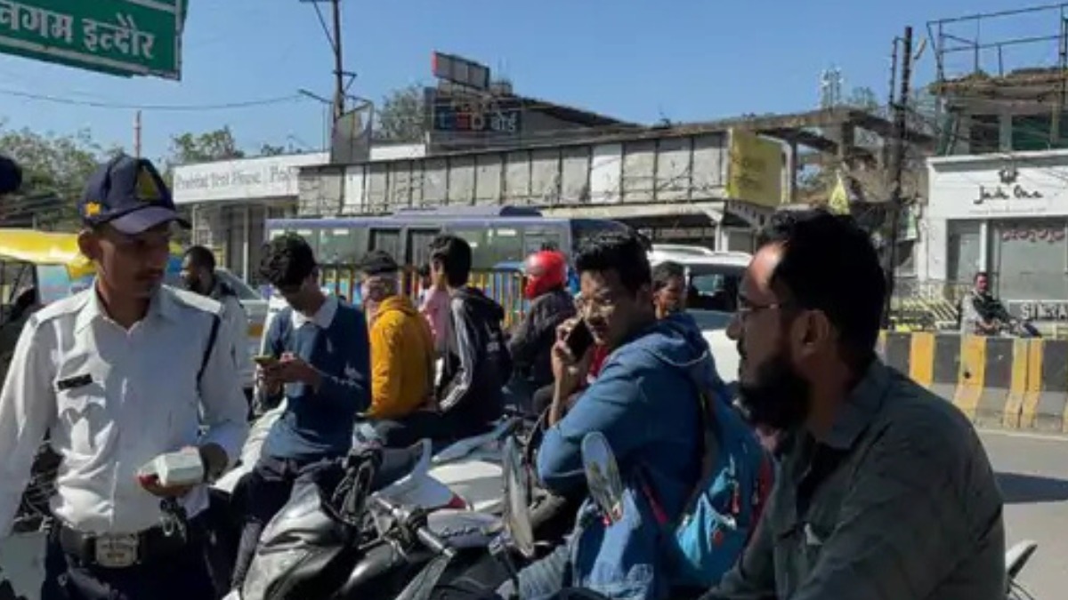 Indore ट्रैफिक पुलिस हुई सख्त, 24 घंटे में 918 चालान काटे, ऑटो, ई-रिक्शा, बस समेत 118 वाहनों पर भी हुई कार्रवाई