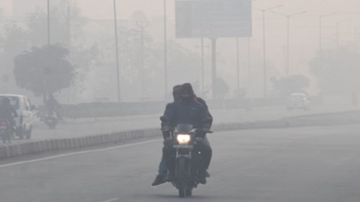 Indore में ठंड का प्रचंड रूप, 4.9 डिग्री पर पहुंचा पारा, कोहरे की वजह से फ्लाइट्स भी हुई कैंसिल