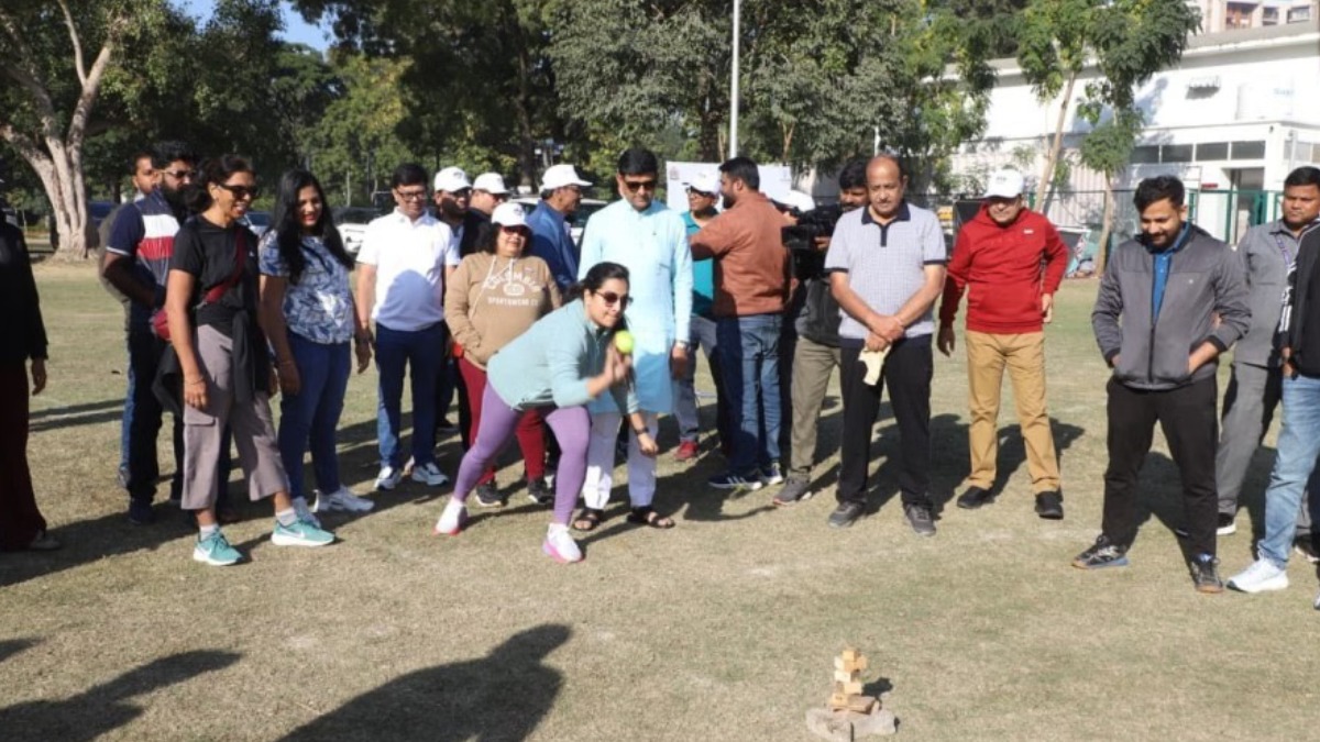 27 देशों के मेहमानों के साथ महापौर ने खेला गुल्ली-डंडा, इंदौर में शुरू हुआ एनआरआई महापर्व का चौथा संस्करण