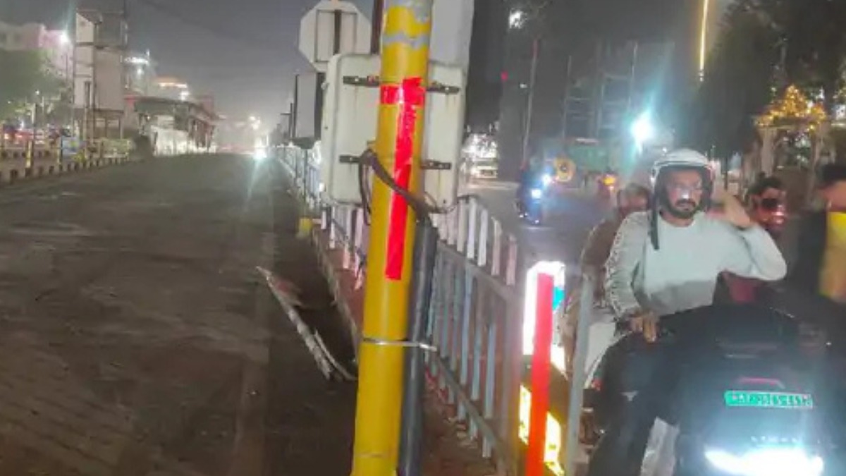 BRTS चौराहों पर दुर्घटनाओं को रोकने के लिए Indore ट्रैफिक पुलिस की नई पहल, रेलिंग और सिग्नल पोल पर लगाए रेडियम टेप