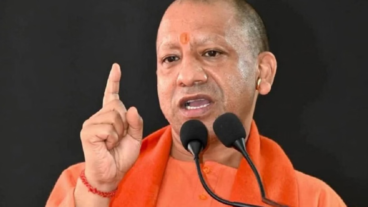 यूपी में सीएम योगी की बड़ी कार्रवाई, जमीन हथियाने के केस में SDM के पेशकार व लेखपाल को हटाया