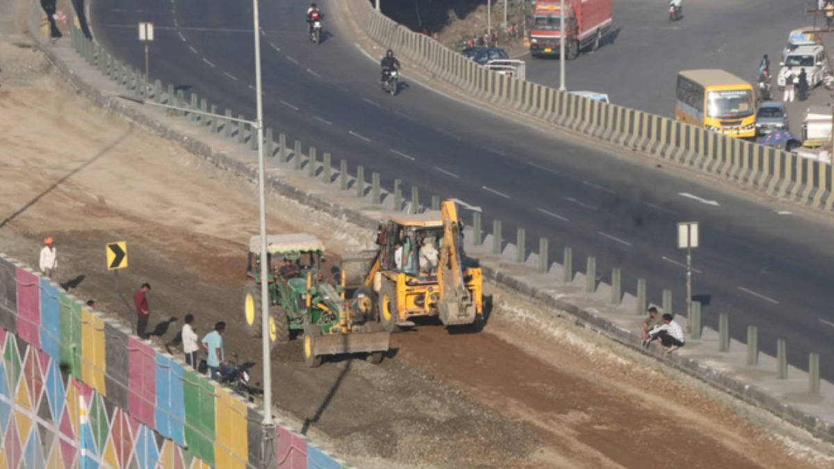 इंदौर के इस नए ब्रिज पर भ्रष्टाचार की धमक, 11 माह पहले कटी थी रिबन, चार महीने में ही उखड़ने लगी सड़क