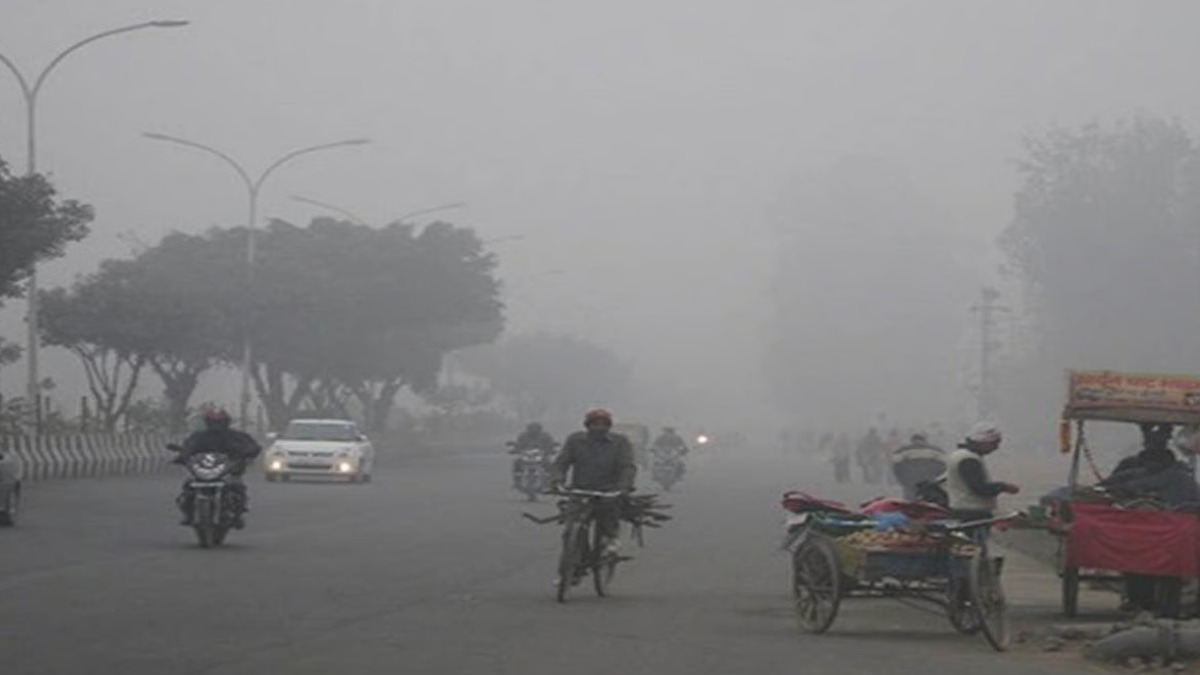 MP Weather: कश्मीर में हो रही बर्फबारी से कांप रहा एमपी, 22 जिलों में छाया घना कोहरा, 50 मीटर तक सिमटी विजिबिलिटी