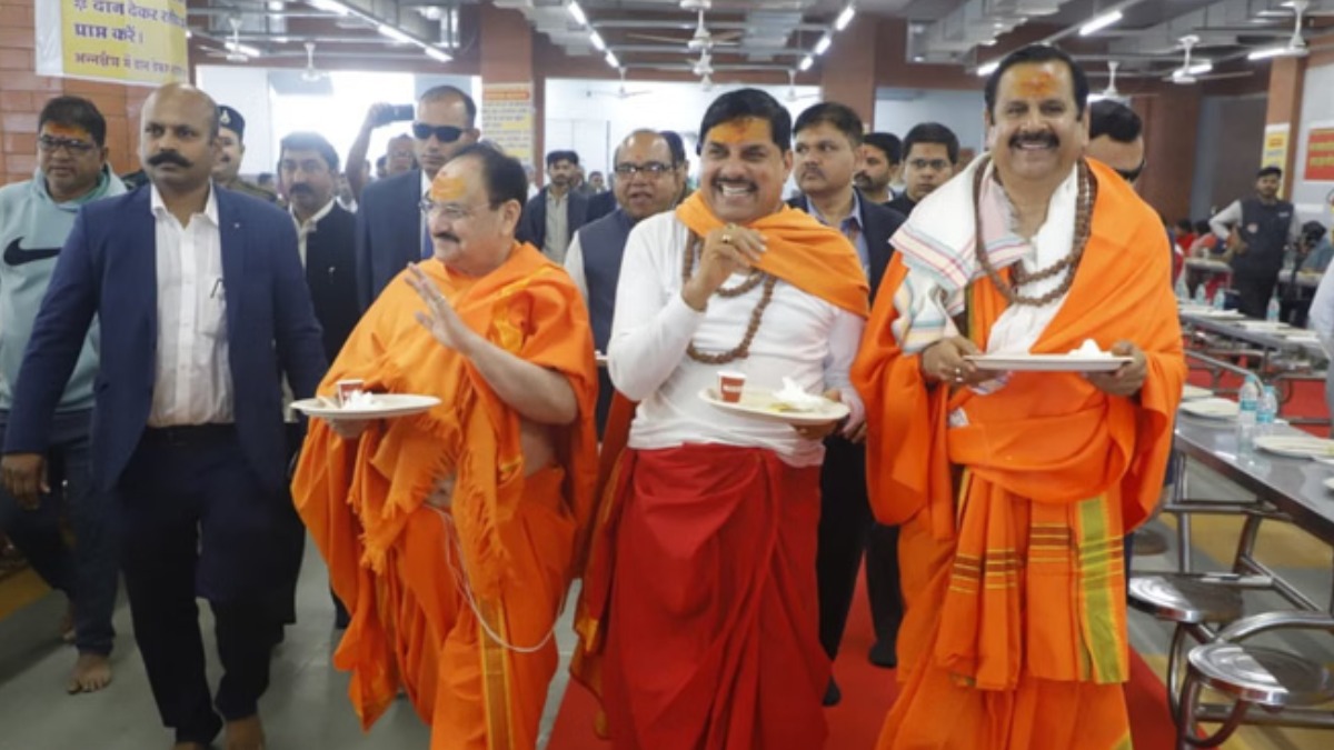 महाकाल अन्न क्षेत्र में पहुंचे सीएम मोहन यादव और जेपी नड्डा, खुद परोसी और उठाई अपनी थाली, दिया समानता का संदेश