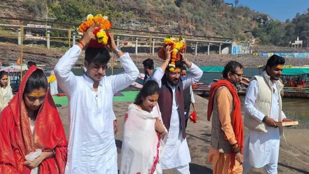 सीएम यादव के परिवार में दिखी आस्था और परंपरा की झलक, बेटा-बहू ने शुरू की नर्मदा परिक्रमा, ओंकारेश्वर से की शुरुआत