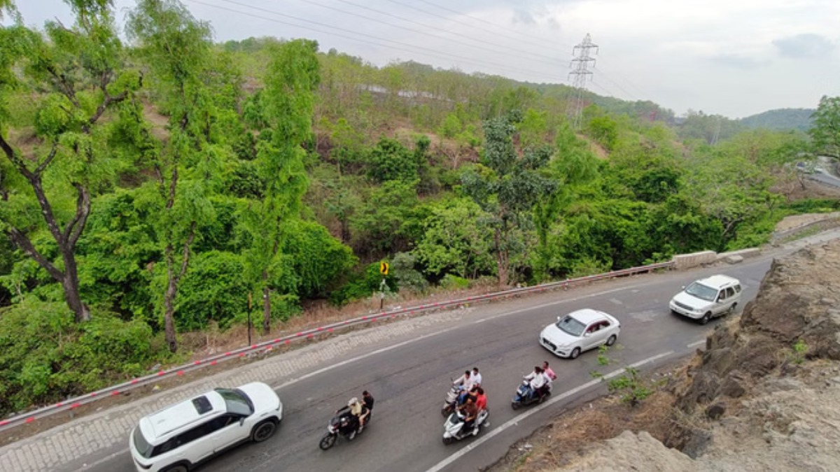 इंदौर-खंडवा रोड पर लग रहा लंबा जाम, पांच जनवरी तक भारी वाहनों पर रहेगा प्रतिबंध