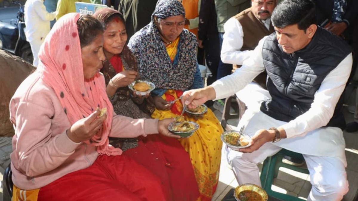 मेयर ने सफाईकर्मियों संग की पोहा पार्टी, स्वच्छता रैंकिंग के लिए शुरू हुई Indore की तैयारी, 175 बिंदुओं पर होगी परख