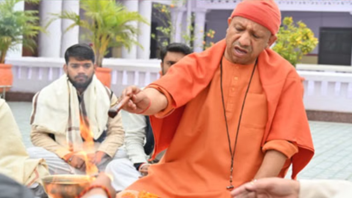 गोरखनाथ मंदिर में सीएम योगी ने किया रुद्राभिषेक, प्रदेशवासियों के सुख-समृद्धि के लिए की कामना