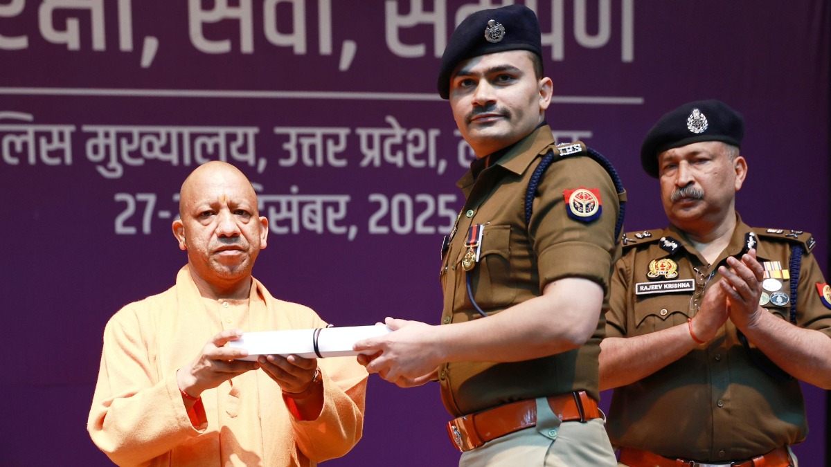 कानून व्यवस्था में उत्कृष्ट योगदान के लिए संभल के एसपी को मिला सीएम मेडल, मुख्यमंत्री योगी ने किया सम्मानित