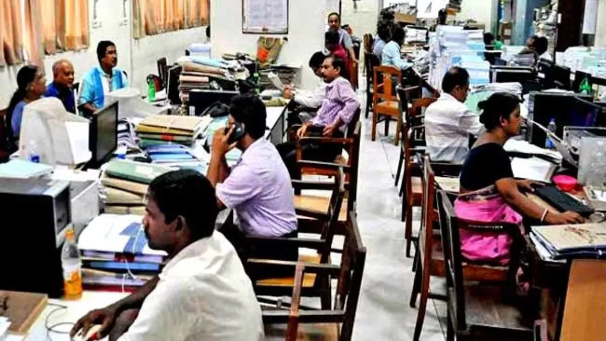 सरकारी कर्मचारियों के लिए खुशखबरी, 2026 में 100 से अधिक दिन मिलेगा अवकाश, कैलेंडर हुआ जारी, देखें लिस्ट