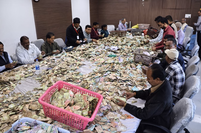 तीन महीने बाद खुली खजराना गणेश मंदिर की दान पेटियां, सोना-चांदी, डॉलर समेत निकले कुल डेढ़ करोड़ रूपए