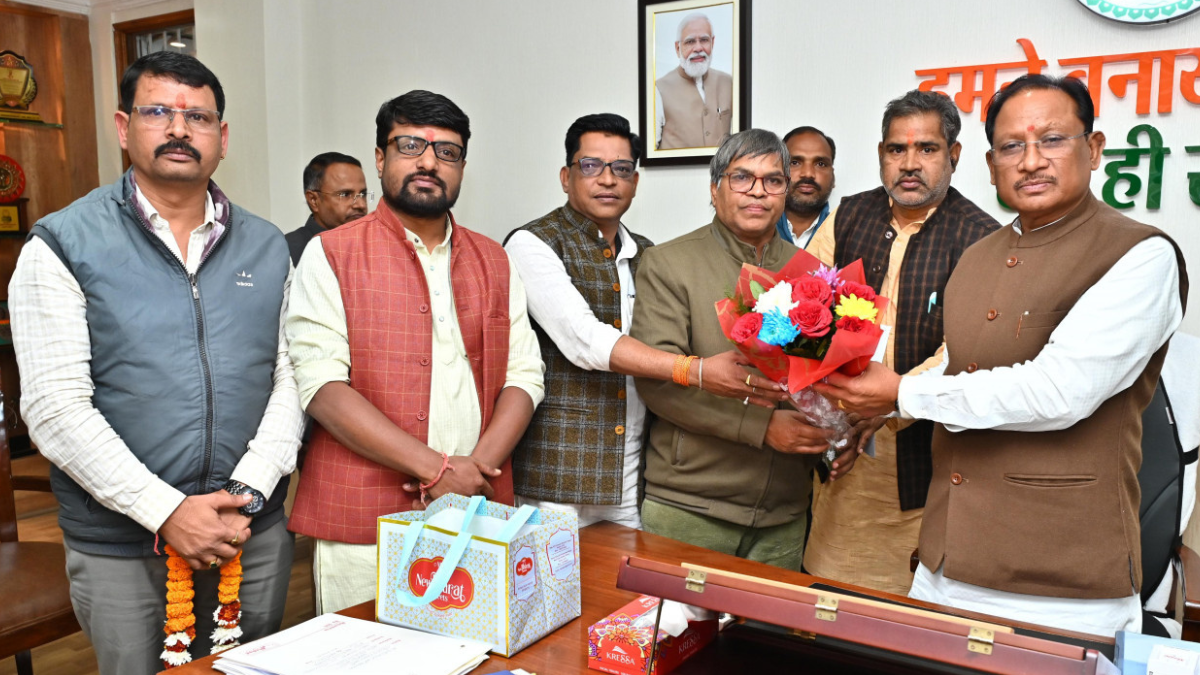 मुख्यमंत्री विष्णुदेव साय से वीर शहीद दीपक भारद्वाज स्मृति समिति के सदस्यों की सौजन्य मुलाकात