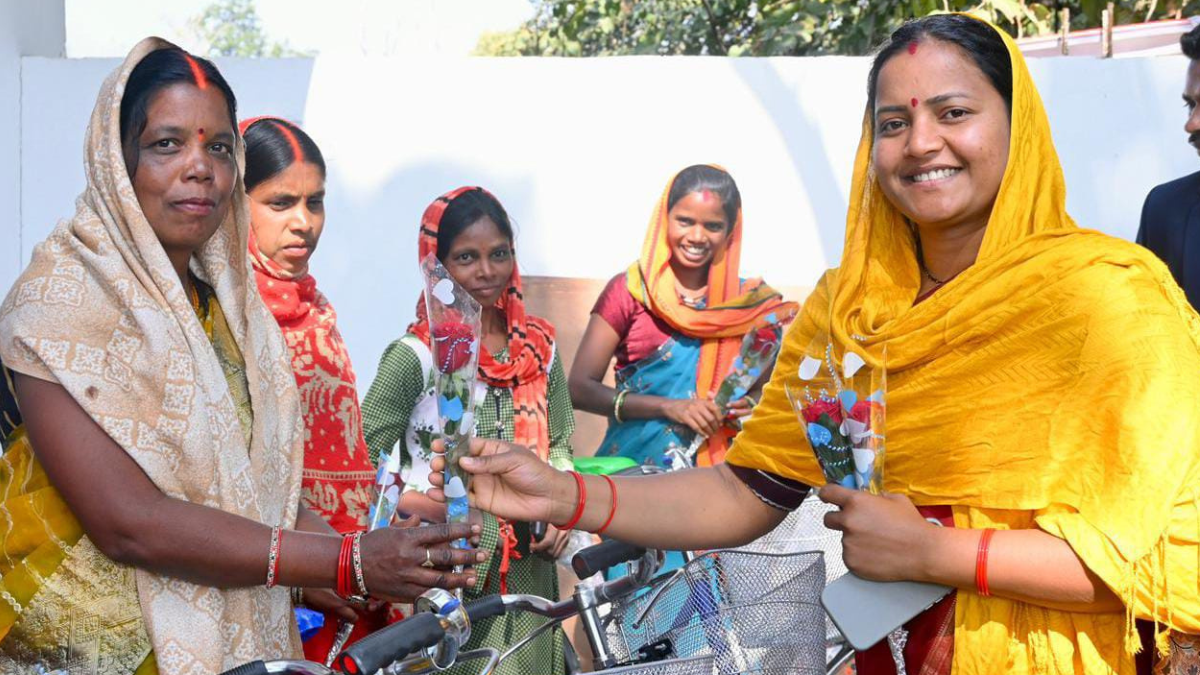 मंत्री लक्ष्मी राजवाड़े गांव–बस्ती चलो अभियान के तहत भटगांव विधानसभा के महावीरपुर और संजय नगर पहुँचीं