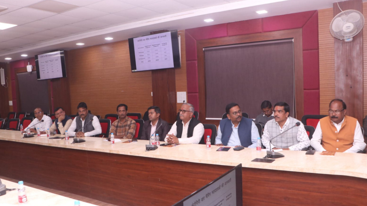 आयुक्त एवं रोल आब्जर्वर ने ली एसआईआर को लेकर राजनैतिक दलों की समीक्षा बैठक