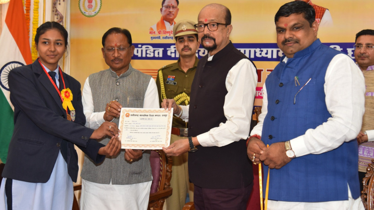 राज्यपाल रमेन डेका एवं मुख्यमंत्री विष्णुदेव साय ने 10वीं और 12वीं परीक्षा के मेधावी विद्यार्थियों को किया सम्मानित