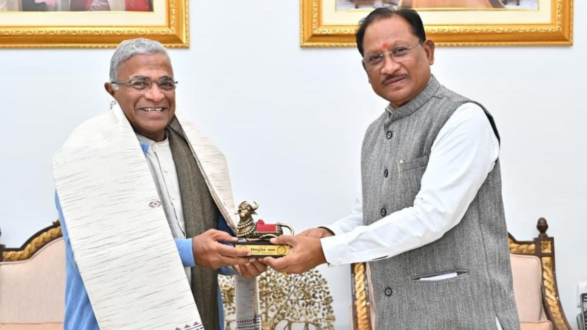 मुख्यमंत्री विष्णुदेव साय से राज्यसभा के उप सभापति हरिवंश ने की सौजन्य मुलाकात