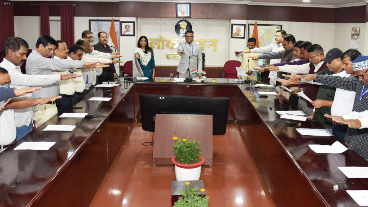 लोकभवन के अधिकारियों एवं कर्मचारियों ने ली राष्ट्रीय मतदाता दिवस की शपथ