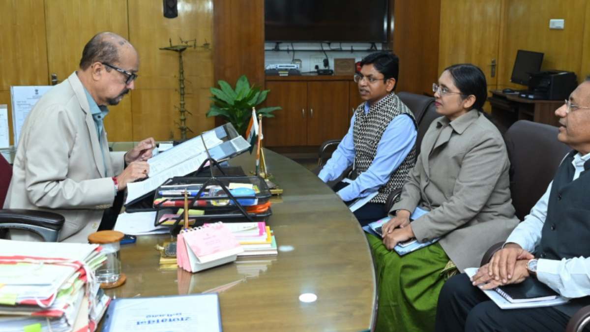 राज्यपाल डेका ने गोद ग्रामों में आजीविका कार्यो को गति देने के दिए निर्देश