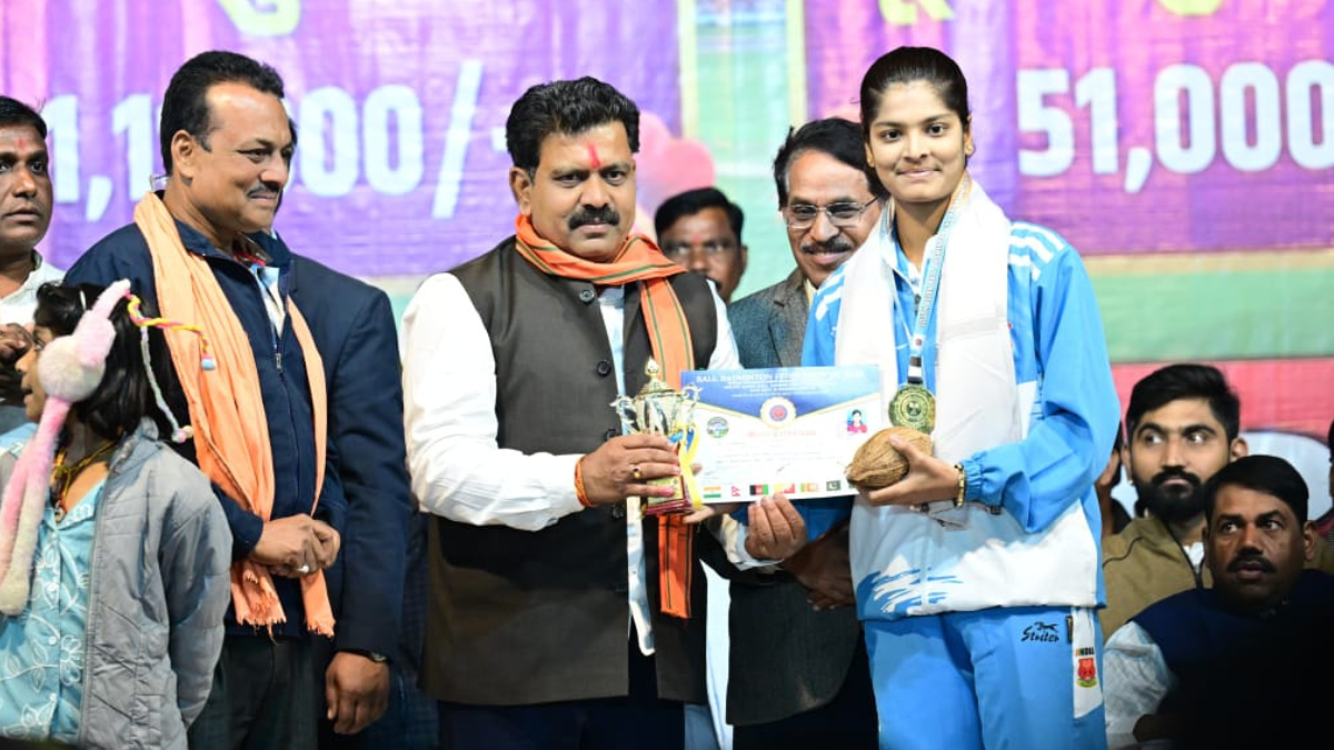 उपमुख्यमंत्री ने साउथ एशियन बॉल बैडमिंटन चैंपियनशिप में स्वर्ण पदक जीतने वाली कवर्धा की बेटी रिया तिवारी का किया सम्मान