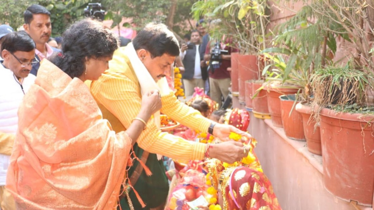 आस्था और परंपरा संग नए साल की शुरुआत, नर्मदा तट पर पहुंचे सीएम यादव, बेटे-बहू की परिक्रमा भी हुई पूरी