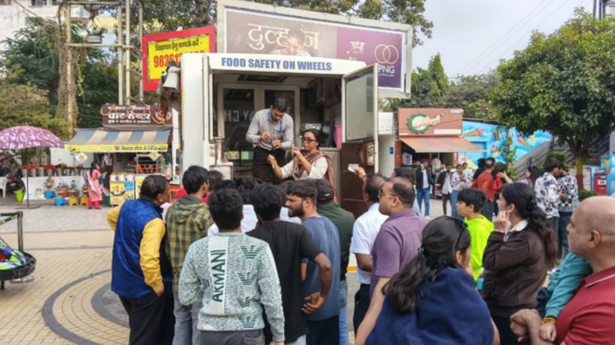 भागीरथपुरा हादसे के बाद प्रशासन सतर्क, Indore के बाजार, दुकानों और चौपाटियों पर मार रही छापा, हर जगह हो रही फूड सैंपलिंग