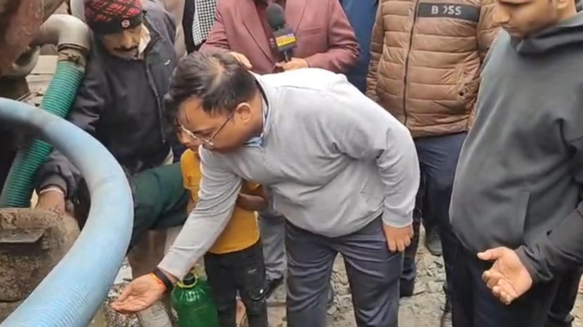 Indore कलेक्टर ने भागीरथपुरा में पीकर देखा पानी, डरे हुए रहवासियों का विशवास जीतने का कर रहे प्रयास
