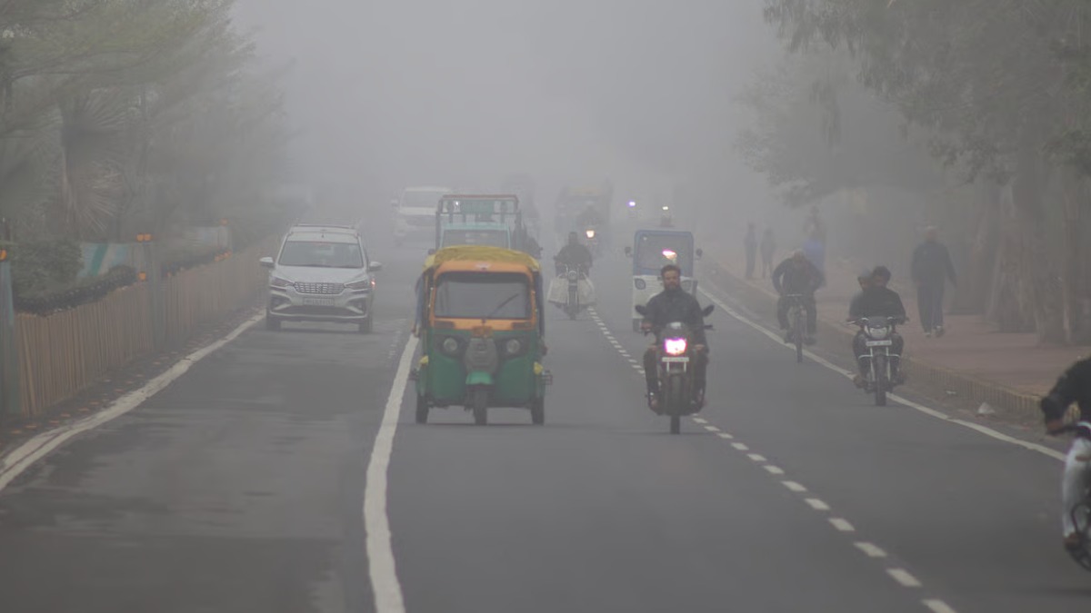 Indore Weather: कोहरे की चादर में लिपटा इंदौर, बर्फीली हवाओं से बढ़ी ठिठुरन