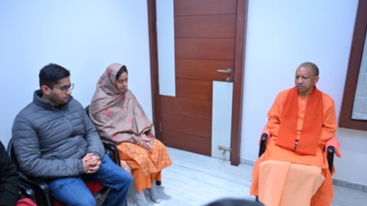 बरेली पहुंचे सीएम योगी, दिवंगत भाजपा विधायक को दी श्रद्धांजलि और परिजनों को बंधाया ढाढ़स